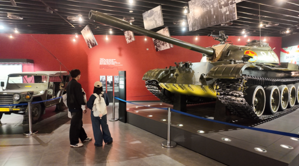 Đông đảo thanh thiếu niên, chiến sĩ trẻ háo hức tìm hiểu lịch sử hào hùng nhân kỷ niệm 81 năm Ngày thành lập Quân đội Nhân dân Việt Nam